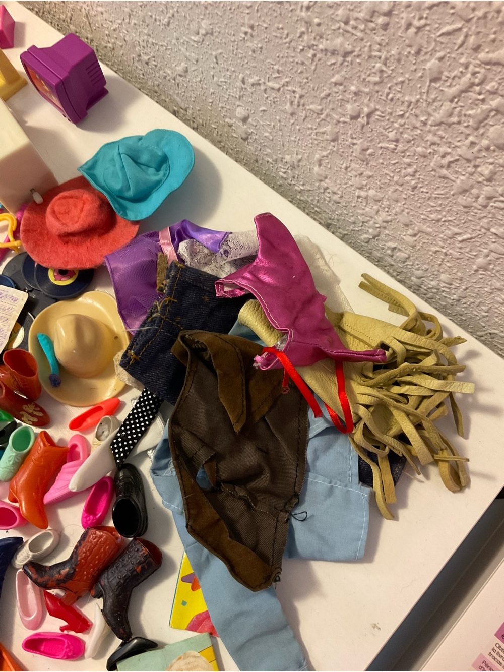 Huge Lot Of Vintage Barbie Accessories - Picture 8 of 11